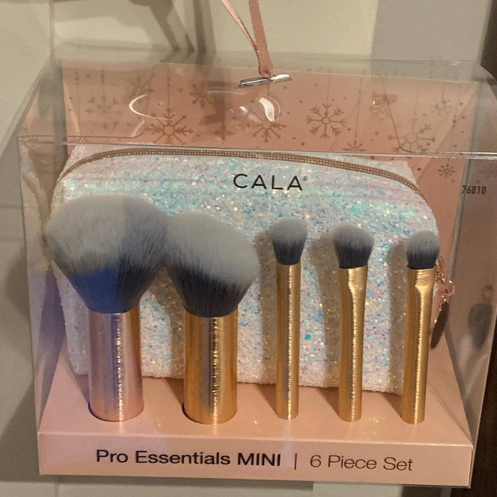 Mini makeup brushes